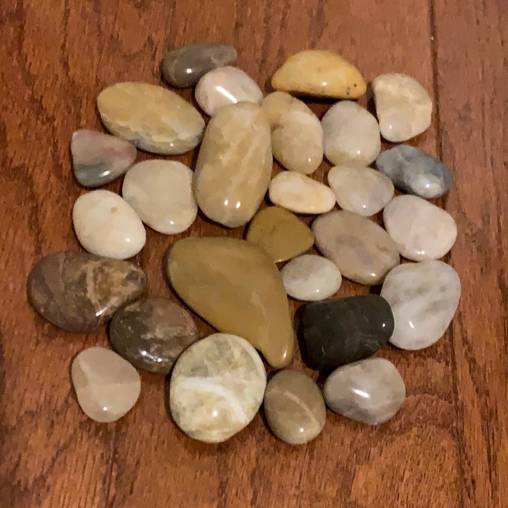 Polished decorative river stones